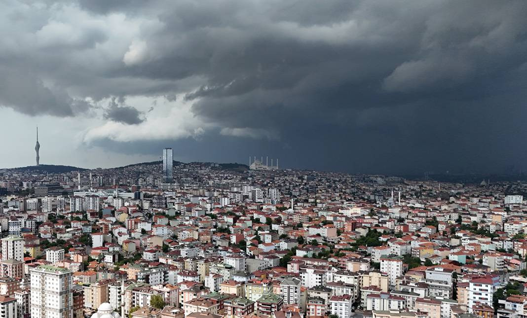 İstanbul'da sağanak hayatı felç etti! Araçlar sular altında kaldı - Resim: 79